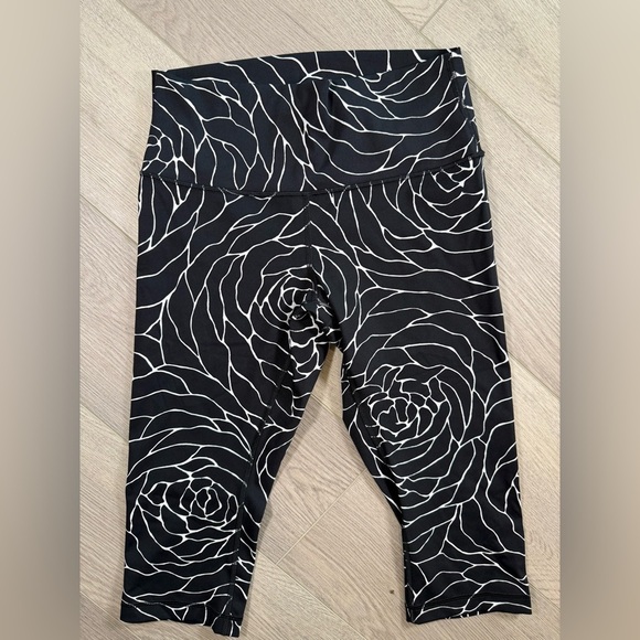 lululemon athletica Pants - Women’s Lululemon Wunder Under Hi-Rise 1/2 Tight size 8 black and white rose
